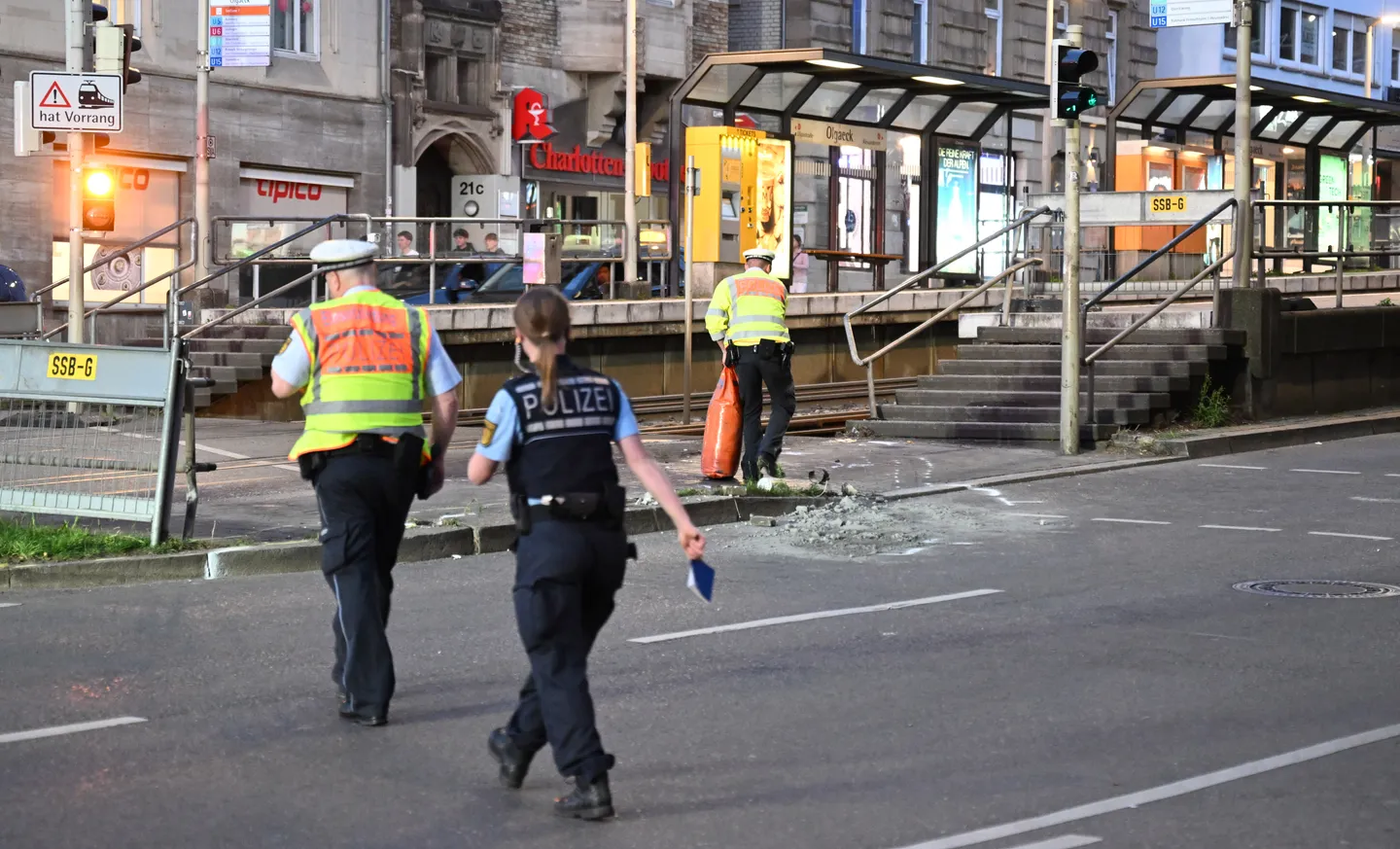 Auto fährt in Menschenmenge - Ermittlungen zum Hintergrund